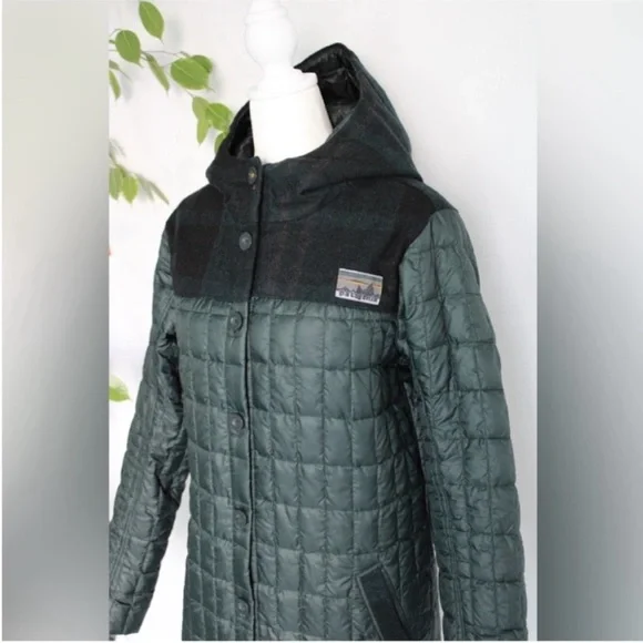 Patagonia Rare Recycled Down Hooded Coat Carbon
Green Medium - Picture 5 of 17